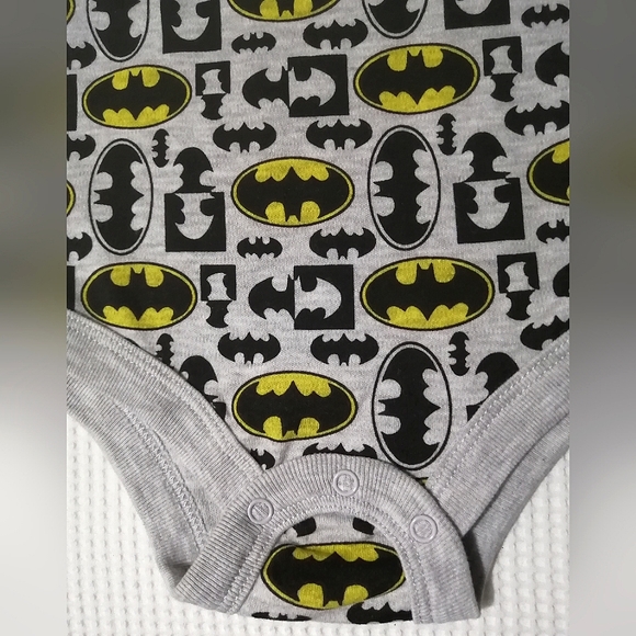 🔥SALE🔥 Batman DC Comics Baby Boy's Onesie Bodysuit NWT Sizes 3-6 M & 6-12M - Picture 2 of 6